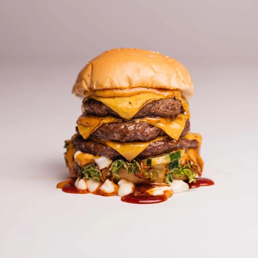 Burger Tower dengan tiga patty daging dan keju meleleh